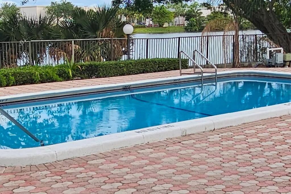 Fully Furnished, Beautiful, Spacious Two Bedroom Condo Lauderhill Kültér fotó