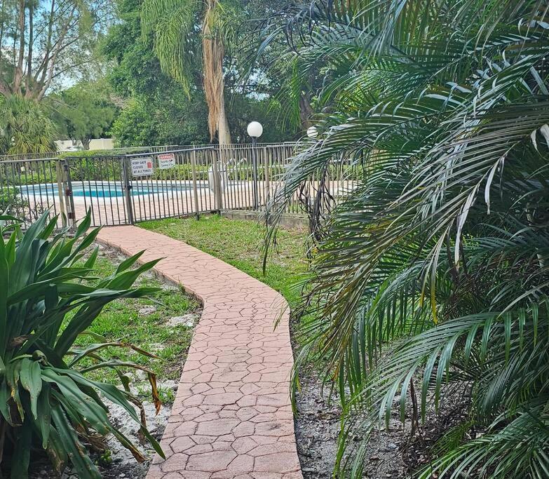Fully Furnished, Beautiful, Spacious Two Bedroom Condo Lauderhill Kültér fotó