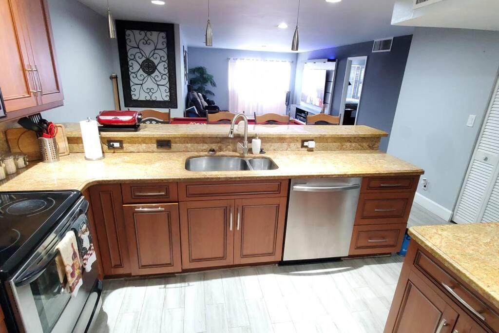 Fully Furnished, Beautiful, Spacious Two Bedroom Condo Lauderhill Kültér fotó